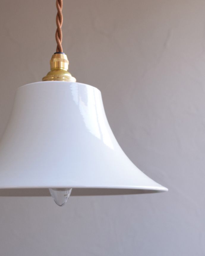 ペンダントライト　照明・ライティング　ベルモチーフ磁器製シェードのペンダントランプ（コード・シャンデリア電球・ギャラリーB白リング２枚付き）。在庫数が足りない場合でも、お時間を頂ければご準備出来ますので、ご希望の方はご注文の際、備考欄にご希望の数を書いてください。(pl-172)