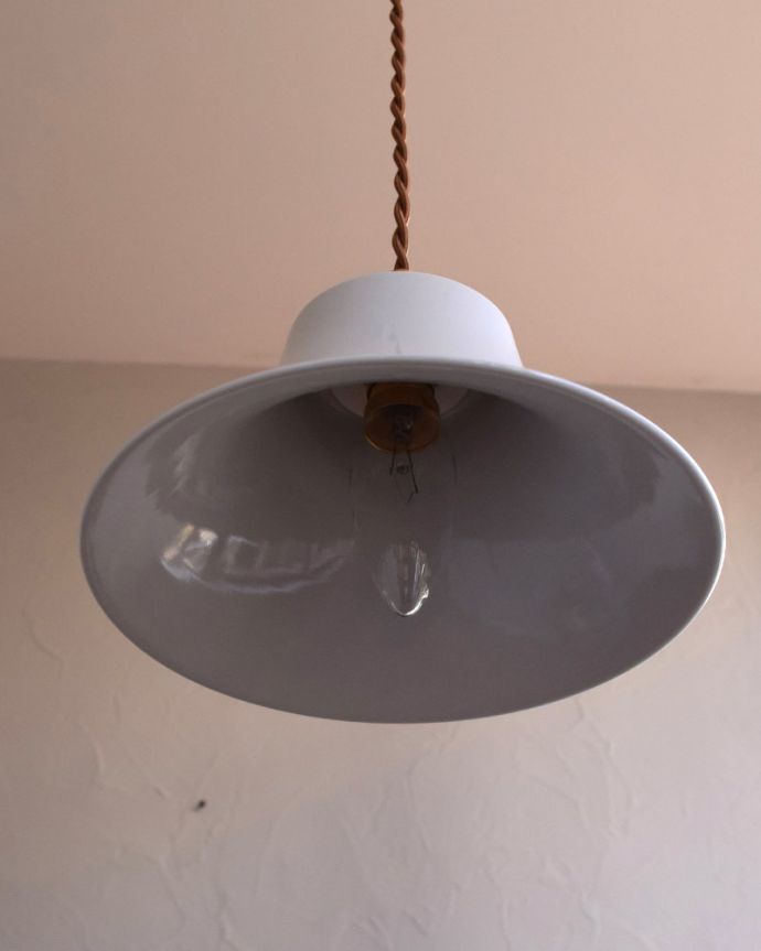 ペンダントライト　照明・ライティング　ベルモチーフ磁器製シェードのペンダントランプ（コード・シャンデリア電球・ギャラリーB白リング２枚付き）。シェードは、手作りのため多少、誤差があったり、気泡やキズ、汚れが入っている場合もあります。(pl-172)