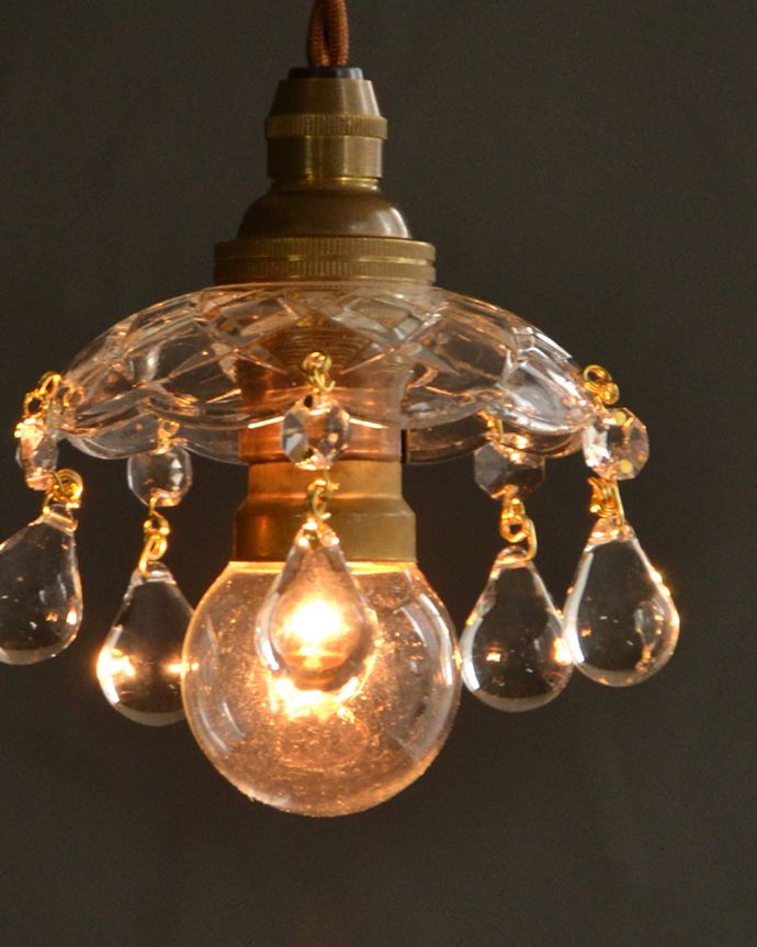 Handleオリジナル　照明・ライティング　Handleオリジナル のプチ シャンデリア　シェードA。夜になると･･･点灯するとガラスがキラキラ輝きます。(pl-090-1-o)