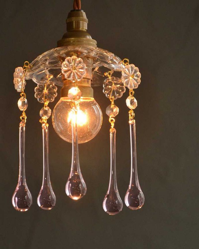 Handleオリジナル 照明・ライティング Handleオリジナル プチ シャンデリア D(コード・丸球・ギャラリーなし)。夜になると・・・点灯するとガラスがキラキラ輝いて、ちょっとだけ贅沢な気分。(pl-093-o)