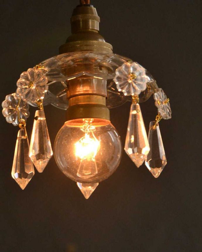 Handleオリジナル 照明・ライティング Handleオリジナル プチ シャンデリア G(コード・丸球・ギャラリーなし)。夜になると・・・点灯するとガラスがキラキラ輝いて、ちょっとだけ贅沢な気分。(pl-096-o)