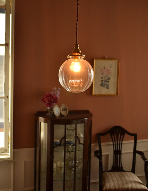 ペンダントライト　照明・ライティング　ストライプ入りのガラスボール（クリア）、ペンダントライト（コード・シャンデリア球・ギャラリーA付き）。明かりを灯すと、キラキラと美しい輝きがお部屋に広がります。(pl-119)