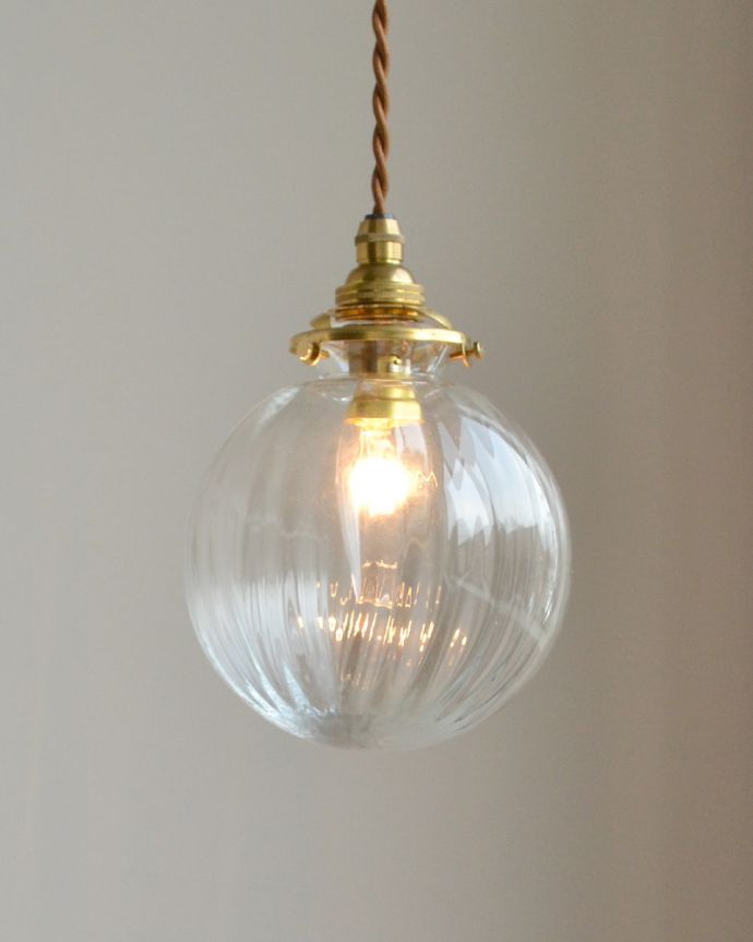 ペンダントライト　照明・ライティング　ストライプ入りのガラスボール（クリア）、ペンダントライト（コード・シャンデリア球・ギャラリーA付き）。可愛いので昼間もオシャレなインテリアになります。(pl-119)