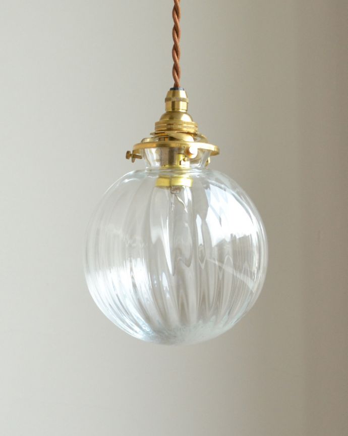 ペンダントライト　照明・ライティング　ストライプ入りのガラスボール（クリア）、ペンダントライト（コード・シャンデリア球・ギャラリーA付き）。シェードは、手作りのため多少、誤差があったり、気泡やキズ、汚れが入っている場合もあります。(pl-119)