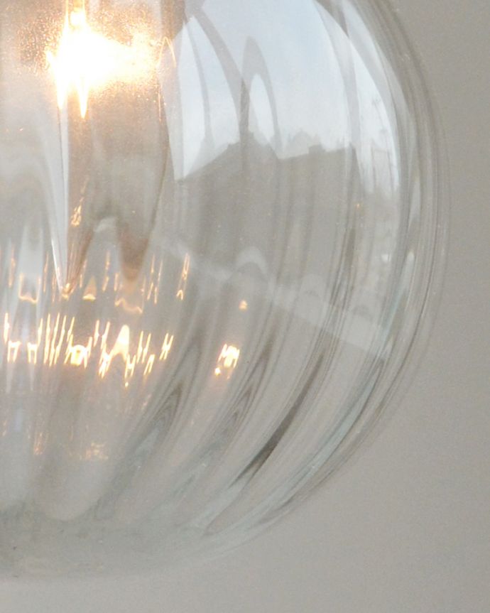 ペンダントライト　照明・ライティング　ストライプ入りのガラスボール（クリア）、ペンダントライト（コード・シャンデリア球・ギャラリーA付き）。シェードから漏れる光に癒されます。(pl-119)