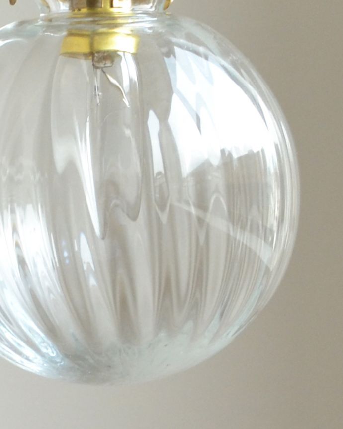 ペンダントライト　照明・ライティング　ストライプ入りのガラスボール（クリア）、ペンダントライト（コード・シャンデリア球・ギャラリーA付き）。透明なガラスに入った縦のラインは、独特の光の表情を楽しむことができます。(pl-119)