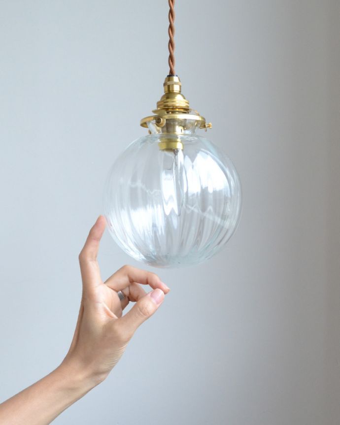 ペンダントライト　照明・ライティング　ストライプ入りのガラスボール（クリア）、ペンダントライト（コード・シャンデリア球・ギャラリーA付き）。丸い形のシェードは、バランスが取りやすいので、３〜５個ほど多めに並べて使いたい方にもおススメです。(pl-119)