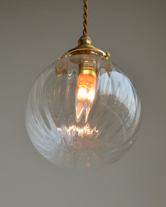 ペンダントライト　照明・ライティング　ストライプ入りのガラスボール（クリア）、ペンダントライト（コード・シャンデリア球・ギャラリーA付き）。下から見上げるとこんな感じです。(pl-119)