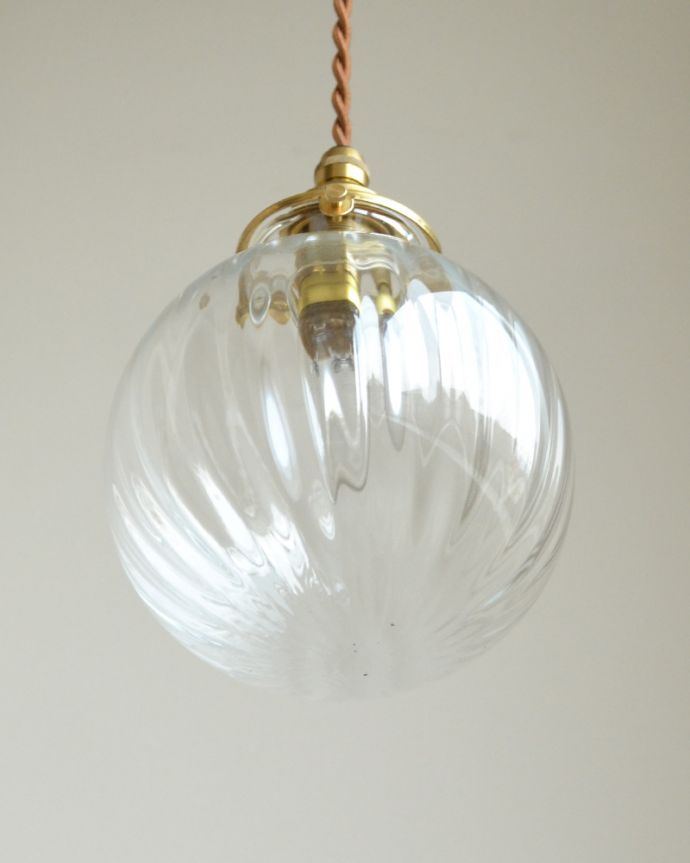 ペンダントライト　照明・ライティング　ストライプ入りのガラスボール（クリア）、ペンダントライト（コード・シャンデリア球・ギャラリーA付き）。ふと見上げたときのシルエットも素敵です。(pl-119)