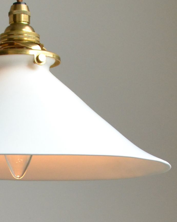 点灯後のペンダントライトの灯り