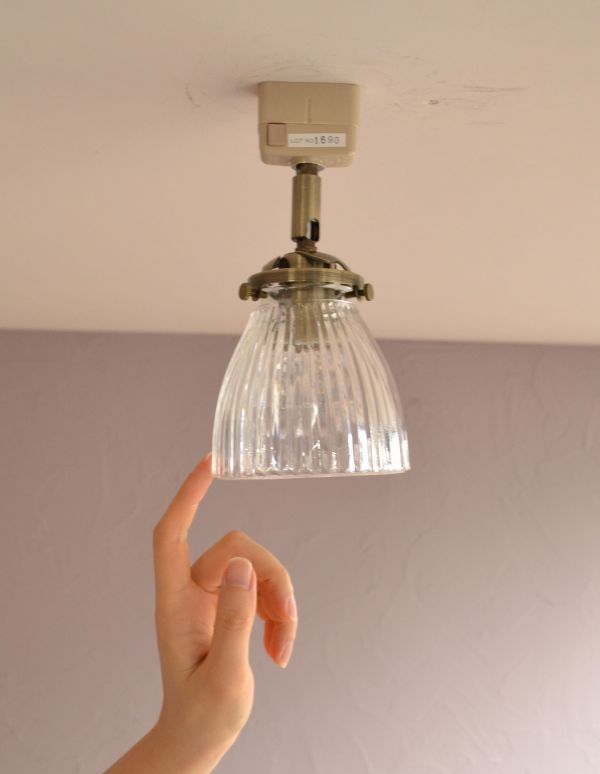 ペンダントライト 照明・ライティング ストライプガラスのアンティーク風シーリングライト(電球セット)。シェードは、手作りのため多少、誤差があったり、気泡やキズ、汚れが入っている場合もあります。(pl-126)