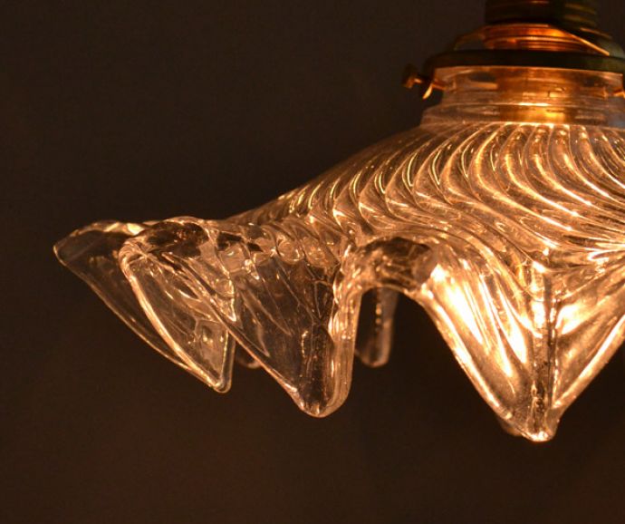 点灯後のペンダントライトの灯り