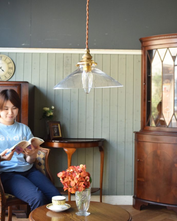 ペンダントライト　照明・ライティング　電球の温かい明かりを楽しめるクリアガラスがキレイなペンダントライト（コード・シャンデリア球・ギャラリーA付き）。あたたかい光がお部屋を包み込みます。(pl-149)