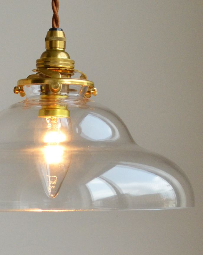 点灯後のペンダントライトの灯り