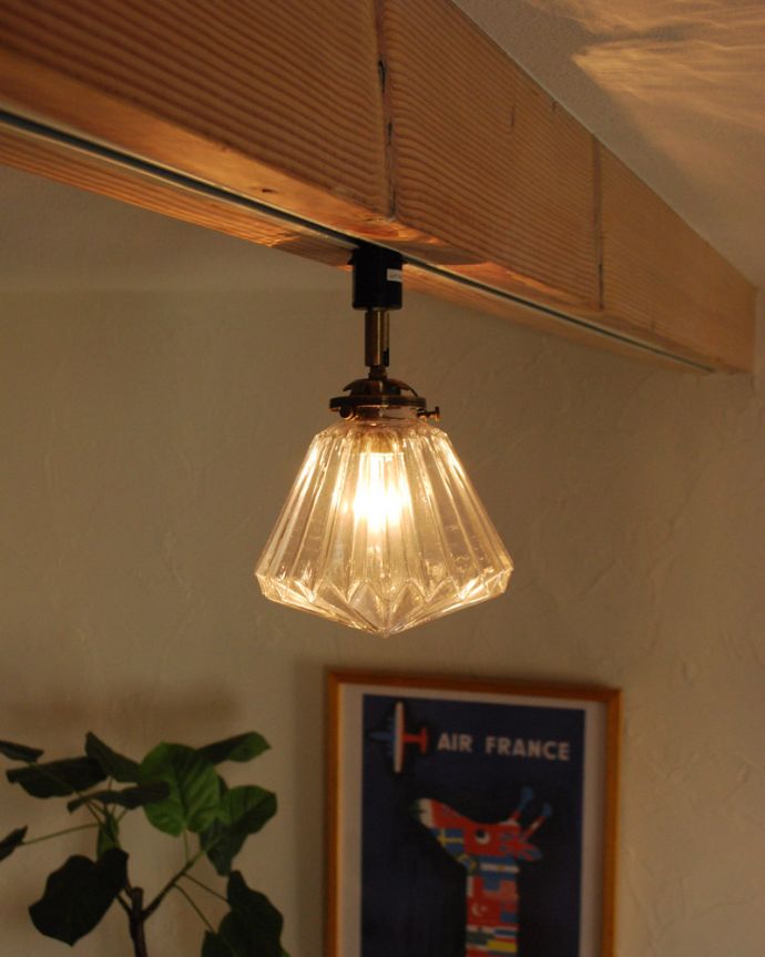 スポットライト　照明・ライティング　折り紙細工のような天井付け照明（ダクトレール専用スポットライト）（電球なし）。天井や壁に映りだされる陰影も美しく、夜が来るのが待ち遠しくなってしまうシーリングライトです。(pl-165)