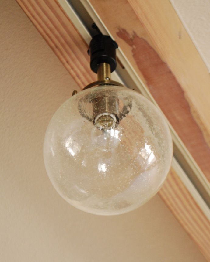 スポットライト　照明・ライティング　ガラスボールスポットライト（まん丸/バブル入り）（ダクトレール専用）（電球なし）。シェードは、手作りのため多少、誤差があったり、気泡やキズ、汚れが入っている場合もあります。(pl-166)