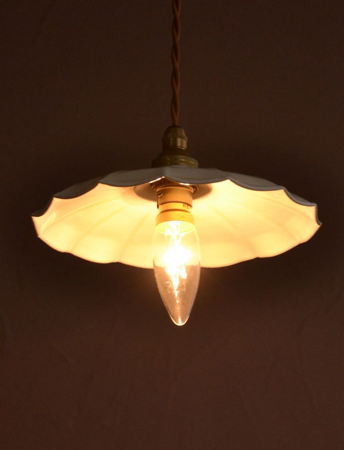 点灯後のペンダントライトの灯り