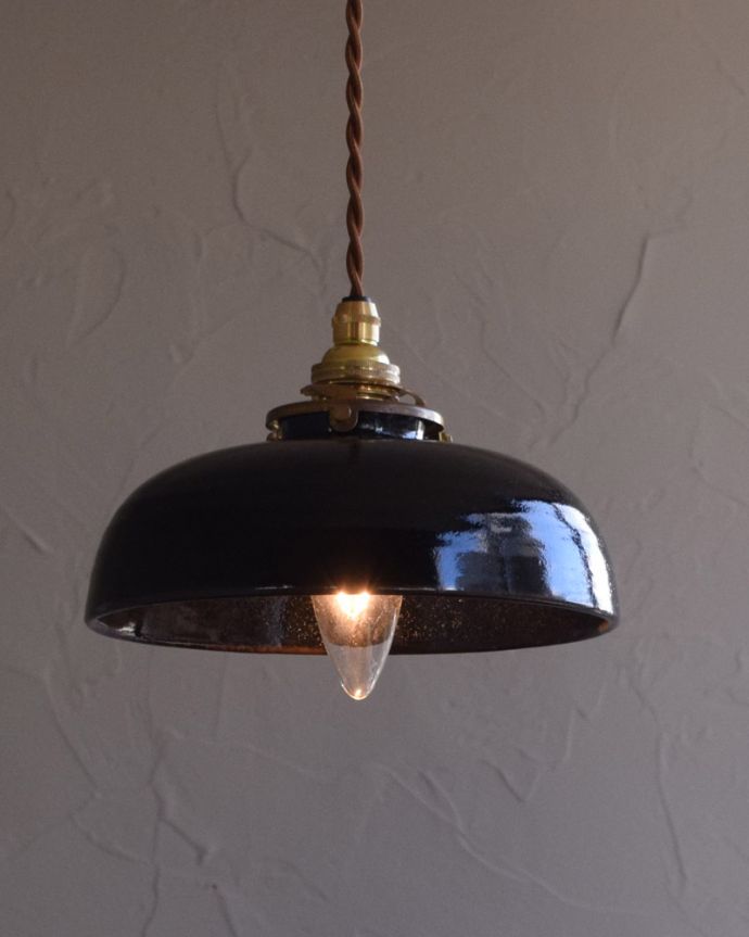 ペンダントライト 照明・ライティング 陶器製シェードのペンダントランプ(ブラック)(コード・シャンデリア球・ギャラリーA付き)。ブラックのシェードはシックなお部屋のアクセントになります。(pl-173)
