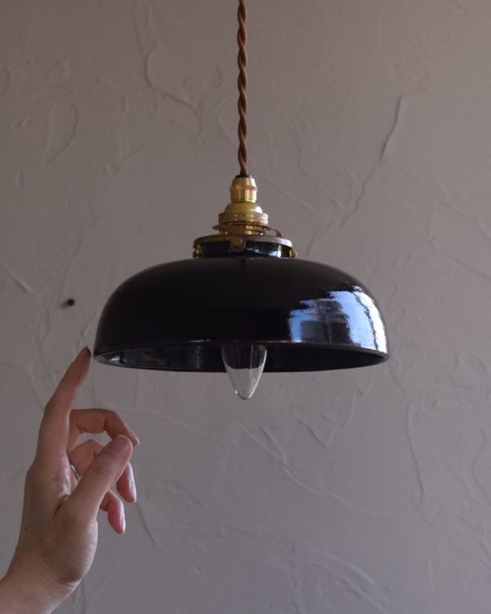 ペンダントライト 照明・ライティング 陶器製シェードのペンダントランプ(ブラック)(コード・シャンデリア球・ギャラリーA付き)。在庫数が足りない場合でも、お時間を頂ければご準備出来ますので、ご希望の方はご注文の際、備考欄にご希望の数を書いてください。(pl-173)