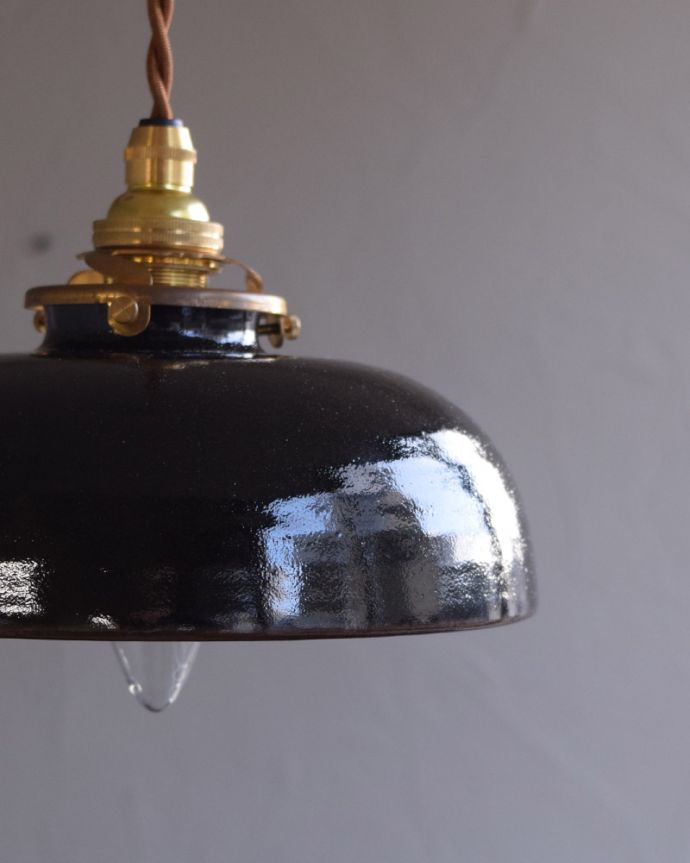 ペンダントライト 照明・ライティング 陶器製シェードのペンダントランプ(ブラック)(コード・シャンデリア球・ギャラリーA付き)。陶器の優しい雰囲気に癒されるので、毎日、夜がくるのが楽しくなります。(pl-173)