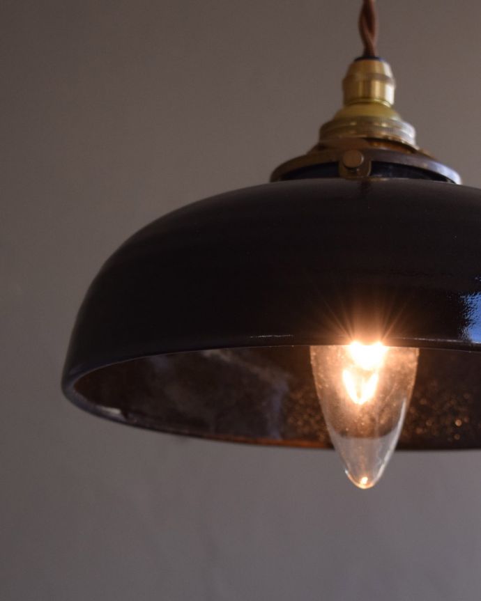 ペンダントライト 照明・ライティング 陶器製シェードのペンダントランプ(ブラック)(コード・シャンデリア球・ギャラリーA付き)。なんだか心がホッと和む、やんわりとした明かりです。(pl-173)