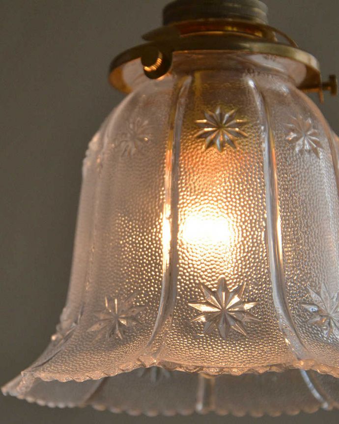 点灯後のペンダントライトの灯り