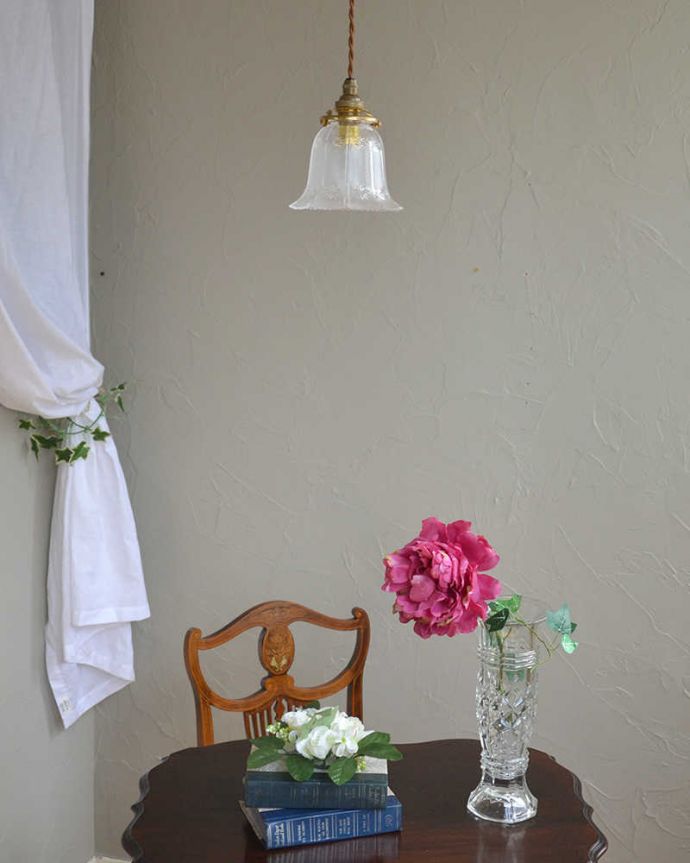 ペンダントライト 照明・ライティング 小さなお花が可愛いガラスシェード(コード・シャンデリア電球・ギャラリーA付き)。この光の下では不思議と時間もゆっくりと流れていきます。(pl-174)