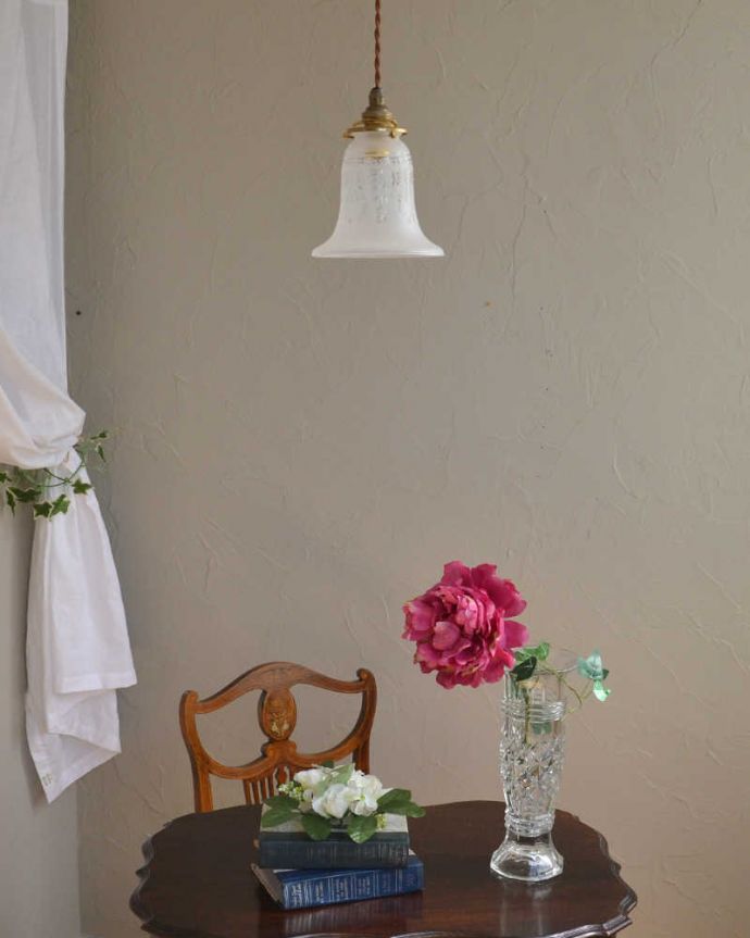 ペンダントライト　照明・ライティング　リースやリボン、お花の模様が素敵なガラスシェード（コード・シャンデリア電球・ギャラリーA付き）。この光の下では不思議と時間もゆっくりと流れていきます。(pl-175)