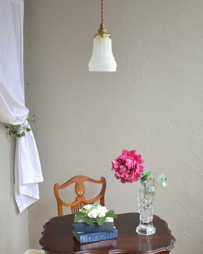 ペンダントライト 照明・ライティング 乳白ガラスが上品なガラスシェード(コード・シャンデリア電球・ギャラリーA付き)。この光の下では不思議と時間もゆっくりと流れていきます。(pl-178)