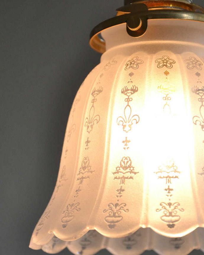 点灯後のペンダントライトの灯り