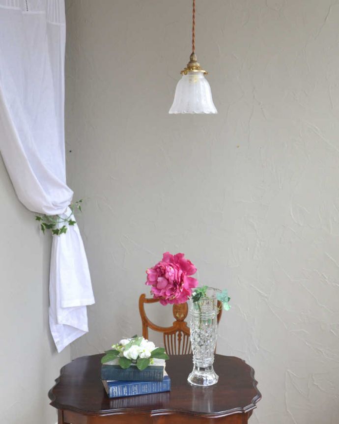 ペンダントライト 照明・ライティング 百合の紋章が浮かびあがるペンダントライト(コード・シャンデリア電球・ギャラリーA付き)。この光の下では不思議と時間もゆっくりと流れていきます。(pl-179)