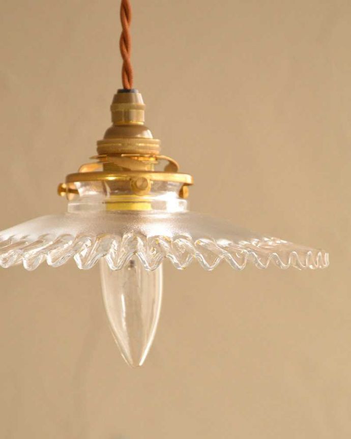 クリアガラスのウェーブシェードのペンダントライト（コード