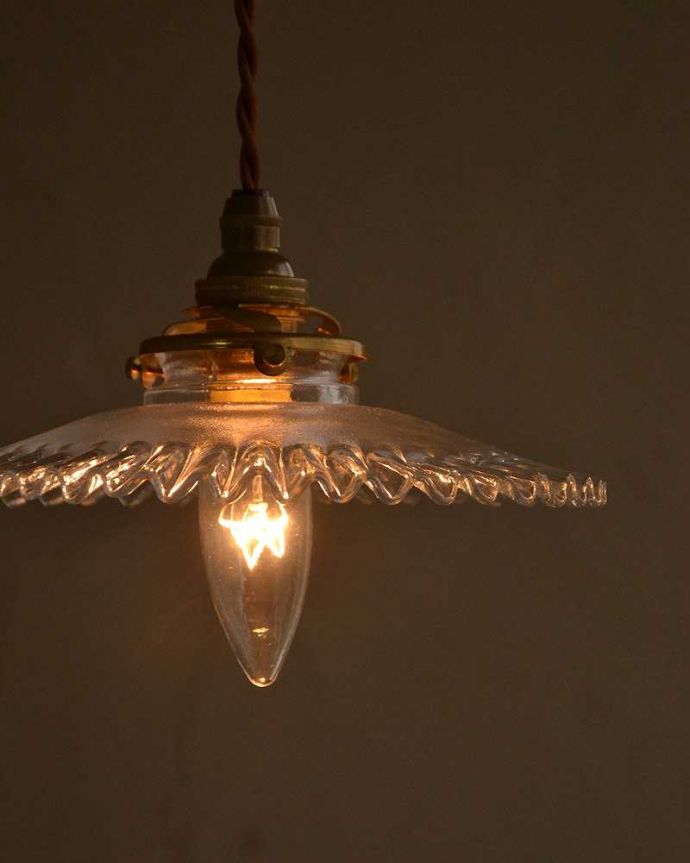 点灯後のペンダントライトの灯り