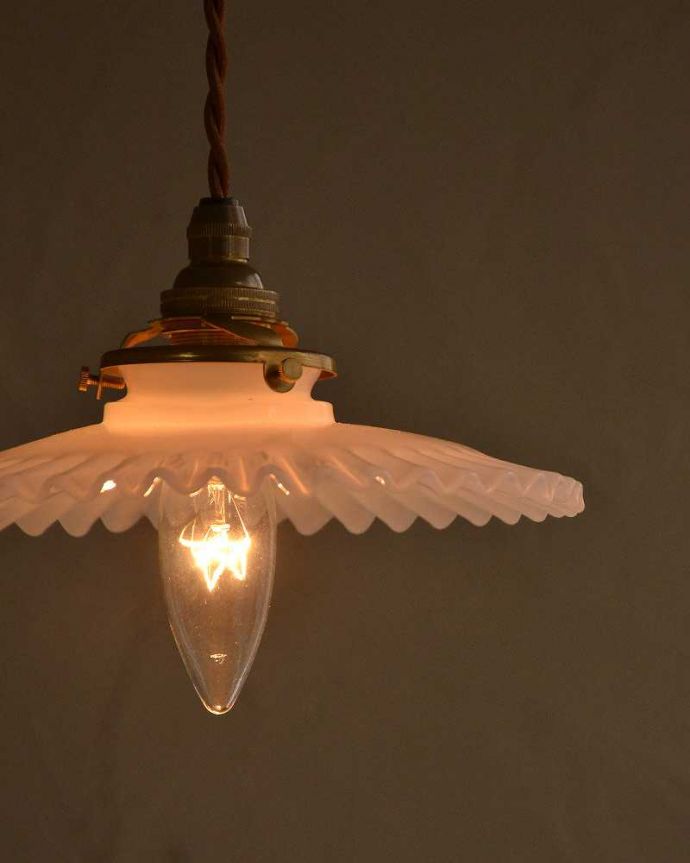 点灯後のペンダントライトの灯り