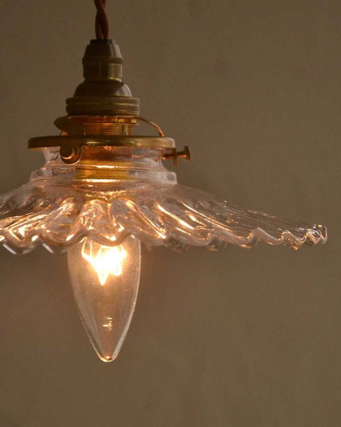 点灯後のペンダントライトの灯り