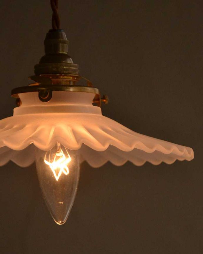 点灯後のペンダントライトの灯り