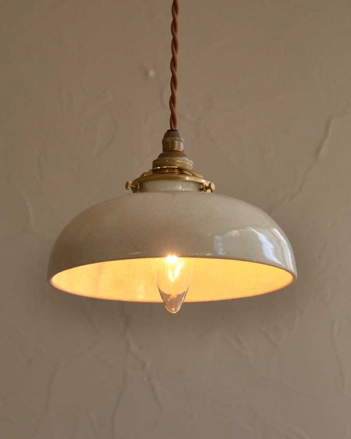 ペンダントライト　照明・ライティング　ほっこりしたぬくもりが感じられる陶器のペンダントライト（コード・シャンデリア球・ギャラリーＡ付き）。。(pl-200)