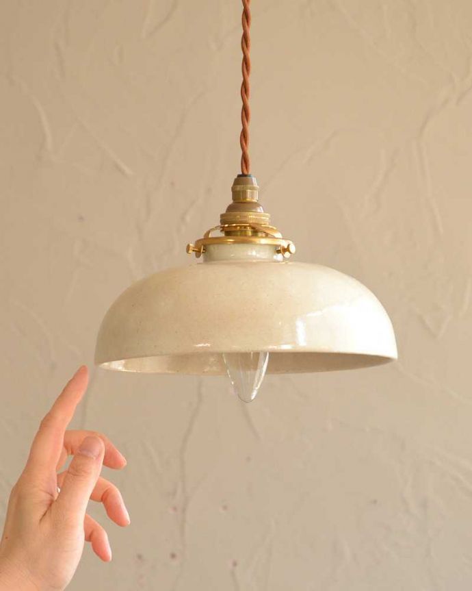 ペンダントライト　照明・ライティング　ほっこりしたぬくもりが感じられる陶器のペンダントライト（コード・シャンデリア球・ギャラリーＡ付き）。。(pl-200)