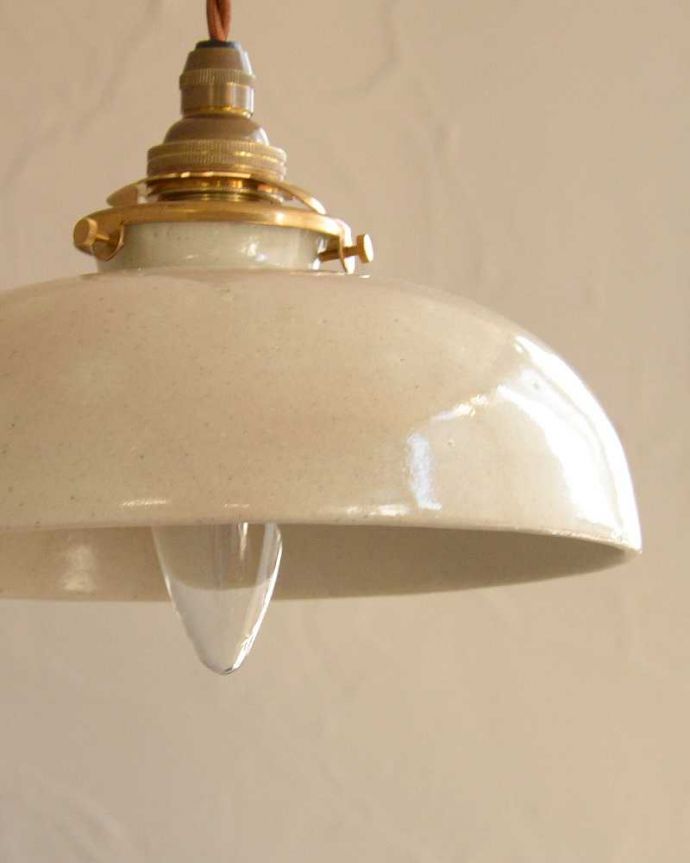 ペンダントライト　照明・ライティング　ほっこりしたぬくもりが感じられる陶器のペンダントライト（コード・シャンデリア球・ギャラリーＡ付き）。。(pl-200)