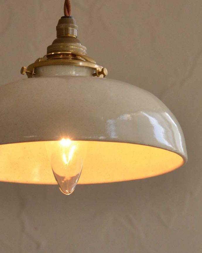 ペンダントライト　照明・ライティング　ほっこりしたぬくもりが感じられる陶器のペンダントライト（コード・シャンデリア球・ギャラリーＡ付き）。。(pl-200)