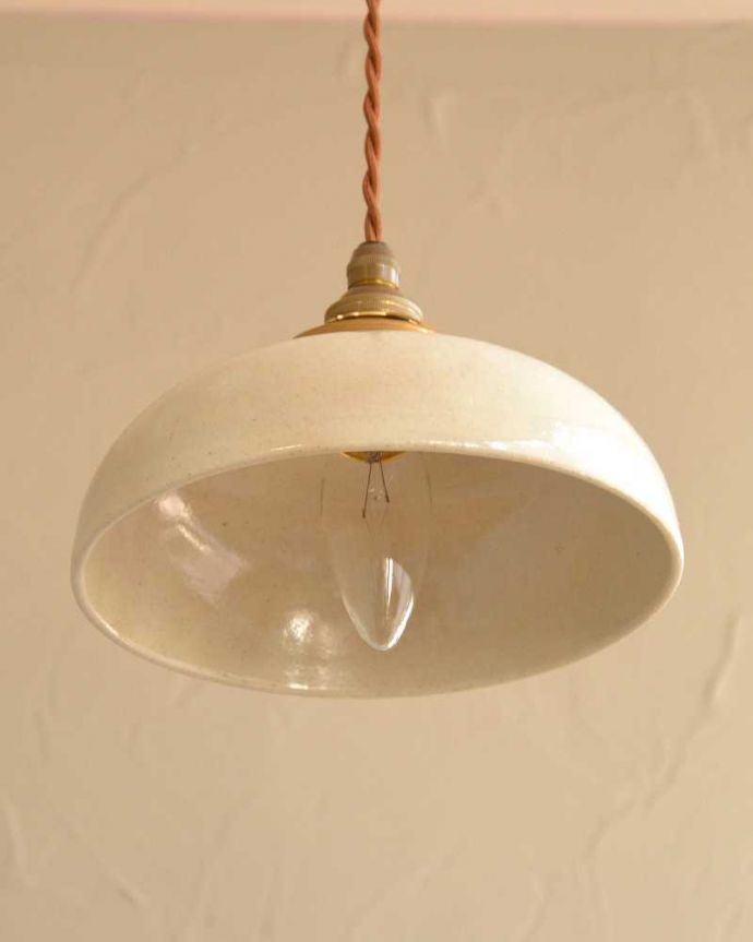 ペンダントライト　照明・ライティング　ほっこりしたぬくもりが感じられる陶器のペンダントライト（コード・シャンデリア球・ギャラリーＡ付き）。。(pl-200)