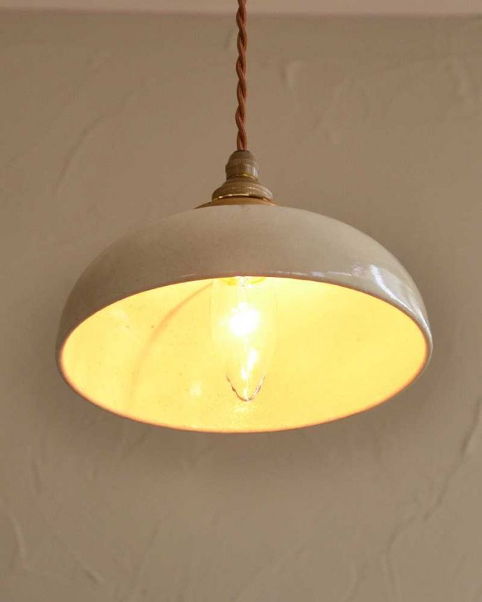 ペンダントライト　照明・ライティング　ほっこりしたぬくもりが感じられる陶器のペンダントライト（コード・シャンデリア球・ギャラリーＡ付き）。。(pl-200)