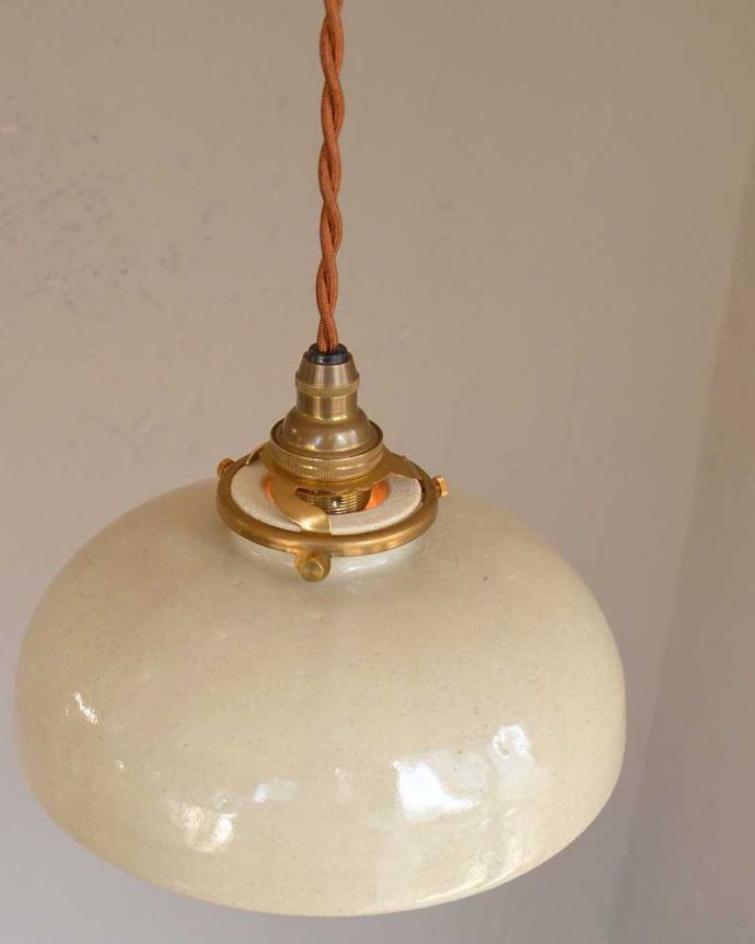 ペンダントライト　照明・ライティング　ほっこりしたぬくもりが感じられる陶器のペンダントライト（コード・シャンデリア球・ギャラリーＡ付き）。。(pl-200)