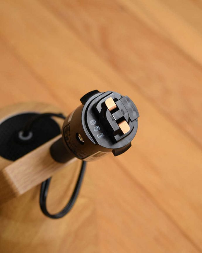 スポットライト　照明・ライティング　ウォルナット材風のオシャレなダクトレール用スポットライト(LED電球セット)。あっという間に取り付けできますライティングレール専用なので、レール上であれば好きな位置に取り付けできます。(pl-201)