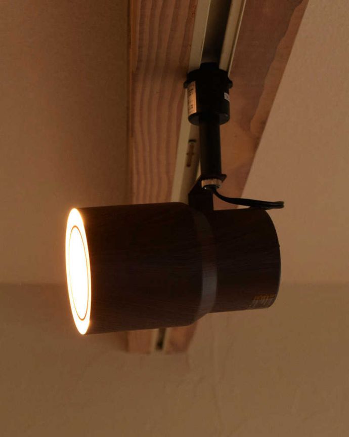 スポットライト　照明・ライティング　ウォルナット材風のオシャレなダクトレール用スポットライト(LED電球セット)。角度も調整できます好きな場所が照らせるよう角度調整ができるようになっています。(pl-201)