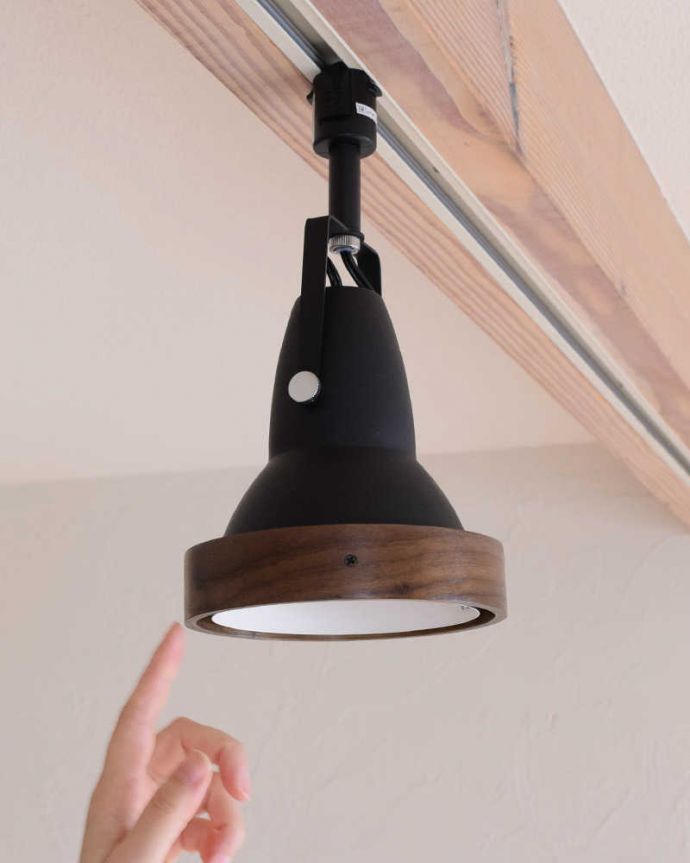 スポットライト　照明・ライティング　ウォルナット材風のオシャレなダクトレール用スポットライト(LED電球セット)。大きさはこれくらいですウォルナット材風のオシャレな木目のデザインなどは1つ1つ違います。(pl-203)