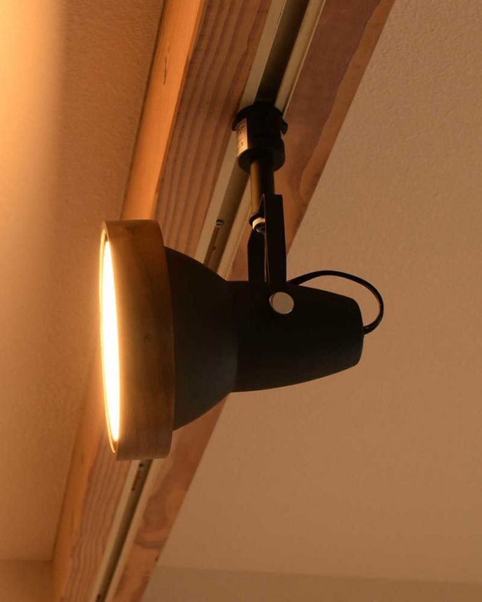 スポットライト　照明・ライティング　ウォルナット材風のオシャレなダクトレール用スポットライト(LED電球セット)。角度も調整できます好きな場所が照らせるよう角度調整ができるようになっています。(pl-203)