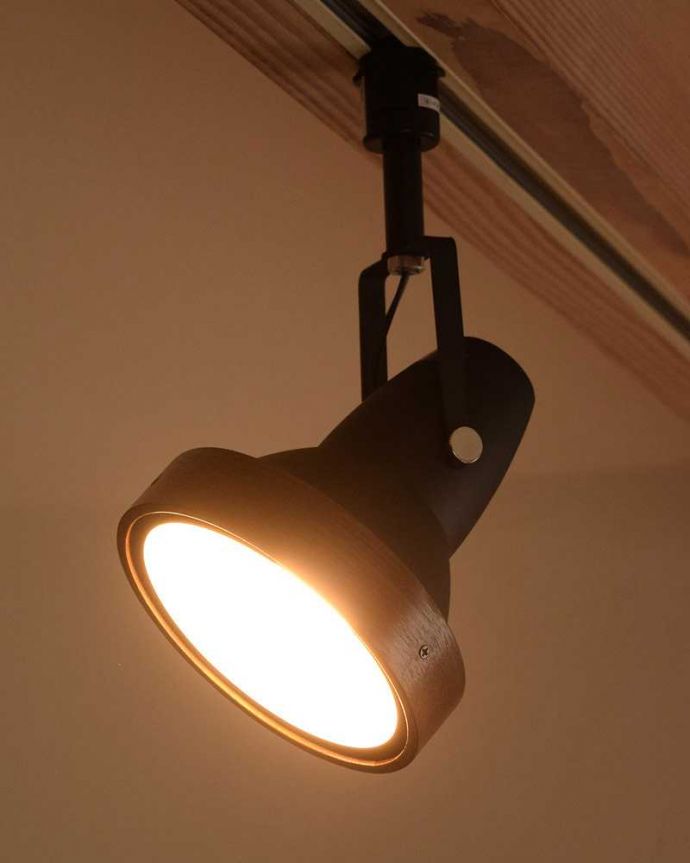 スポットライト　照明・ライティング　ウォルナット材風のオシャレなダクトレール用スポットライト(LED電球セット)。ダクトレール用のおしゃれスポットライトスチールのベースに木製のリングがついたオシャレなスポットライト。(pl-203)