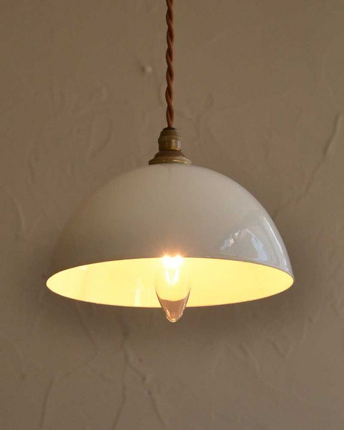 ペンダントライト　照明・ライティング　コロンとした形が可愛いホワイト色のホウロウペンダントライト（コード・シャンデリア球・ギャラリーなし）。。(pl-204)