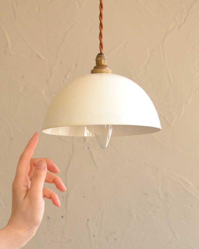 ペンダントライト　照明・ライティング　コロンとした形が可愛いホワイト色のホウロウペンダントライト（コード・シャンデリア球・ギャラリーなし）。。(pl-204)